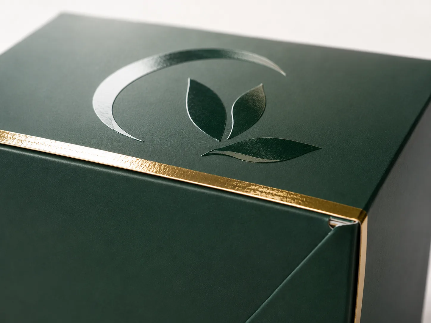 Caja plegadiza premium con hot stamping dorado y gofrado — acabados especiales para empaques Colprinter Bogotá