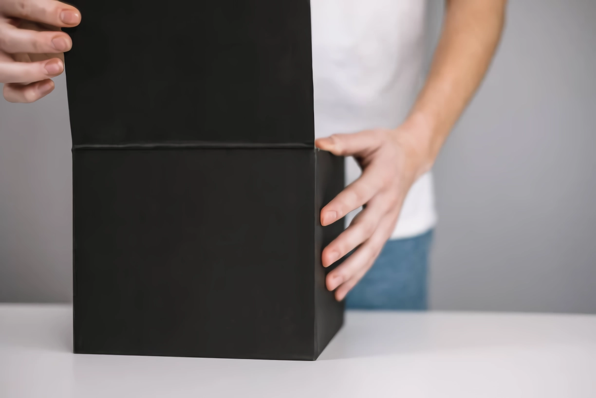 Caja negra de cartón