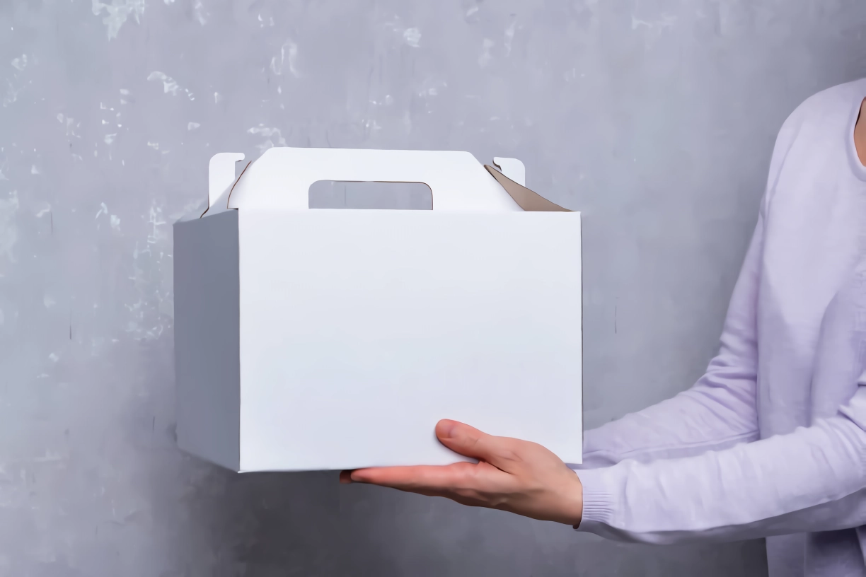Caja de cartón blanca con manija