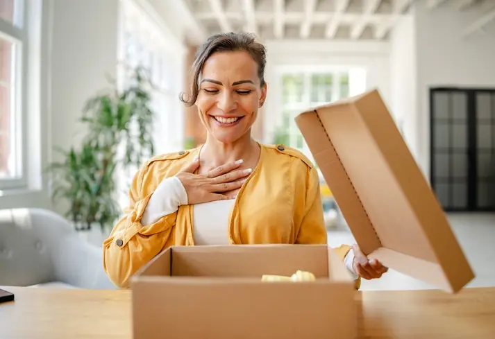Mujer abriendo un regalo