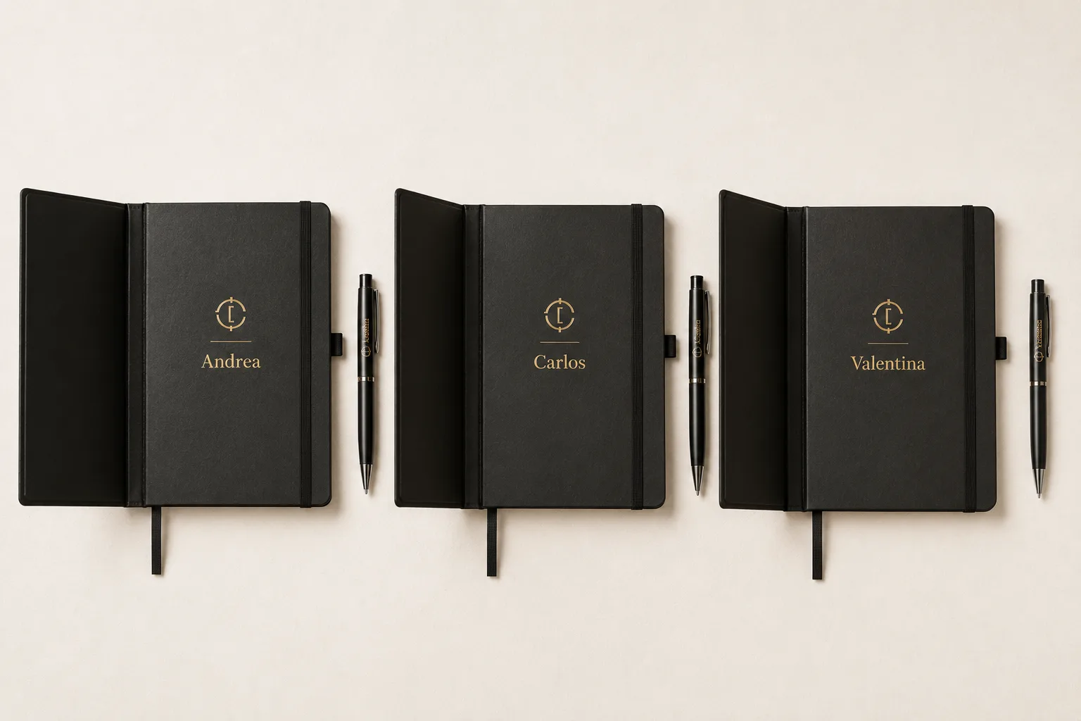 regalos corporativos personalizados — libretas ejecutivas con nombre del receptor grabado en dorado, personalización 360